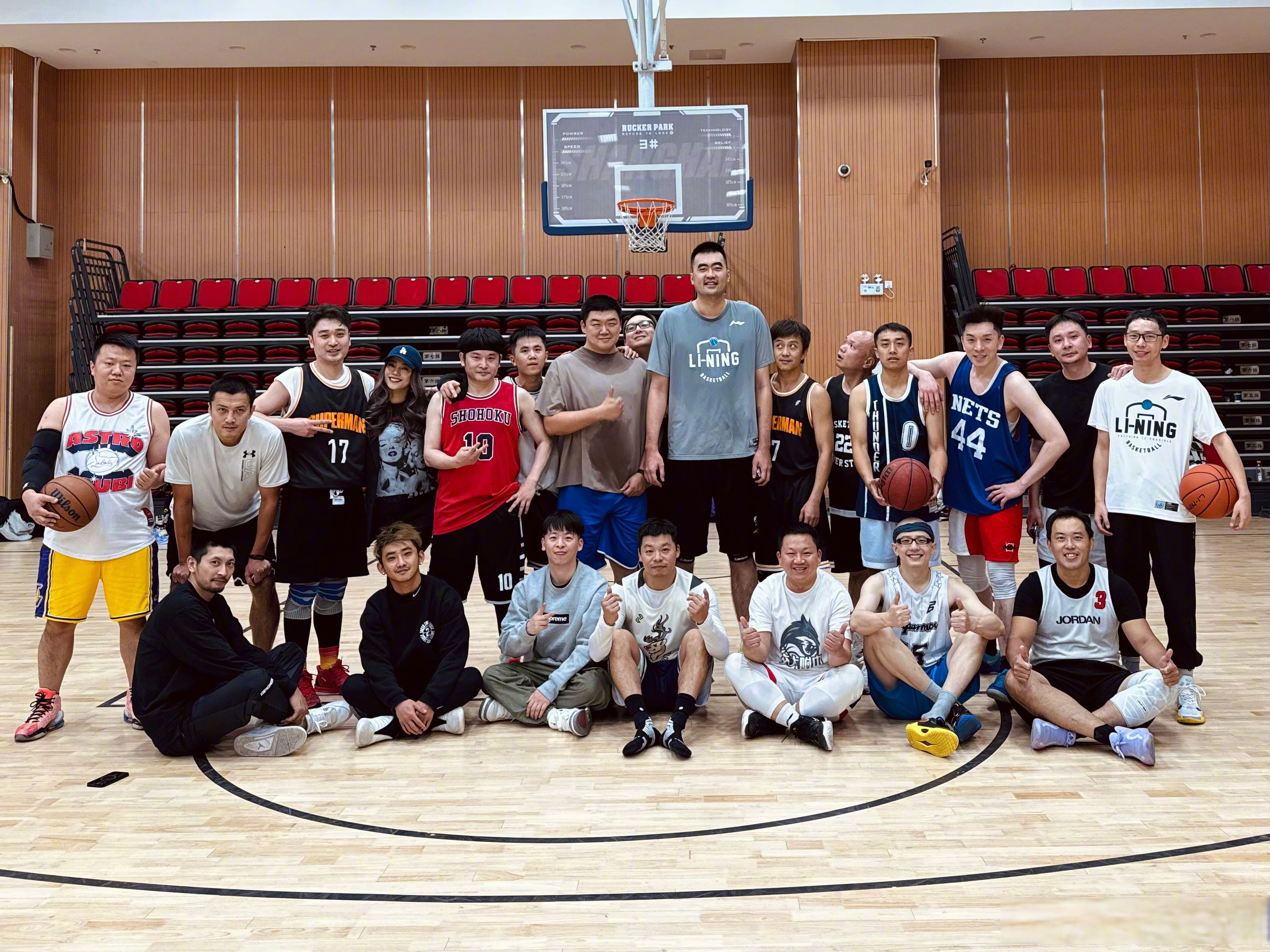 九州娱乐-篮球明星球员在社交媒体上互动热烈的简单介绍