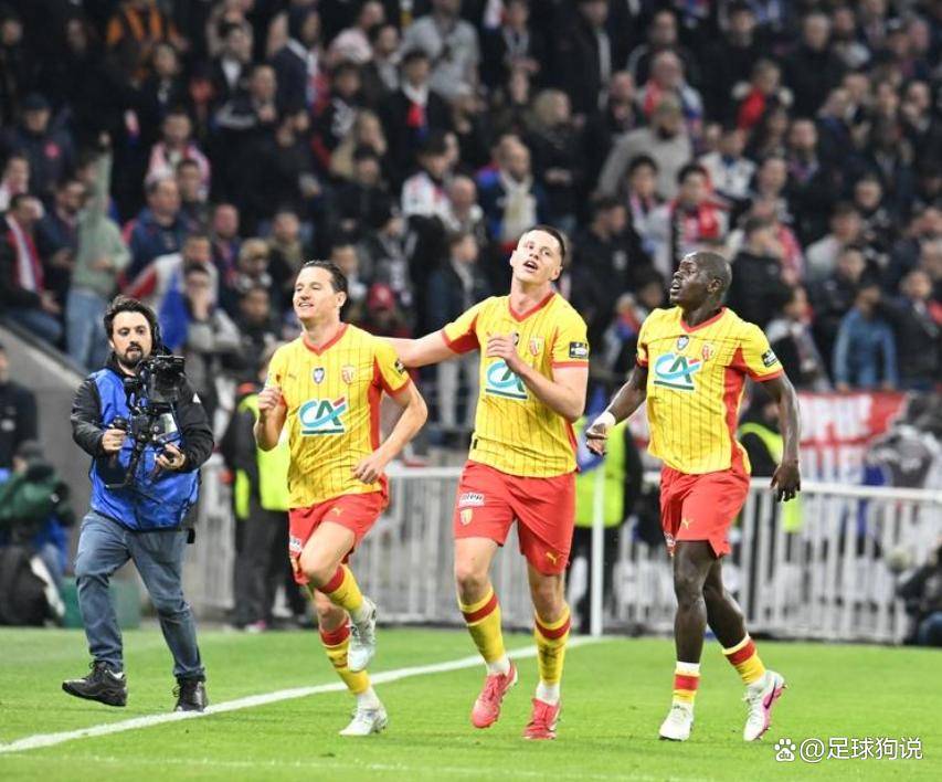 九州娱乐-足球赛场惊现黑马球队，逆袭之路令人瞩目(足协杯黑马)