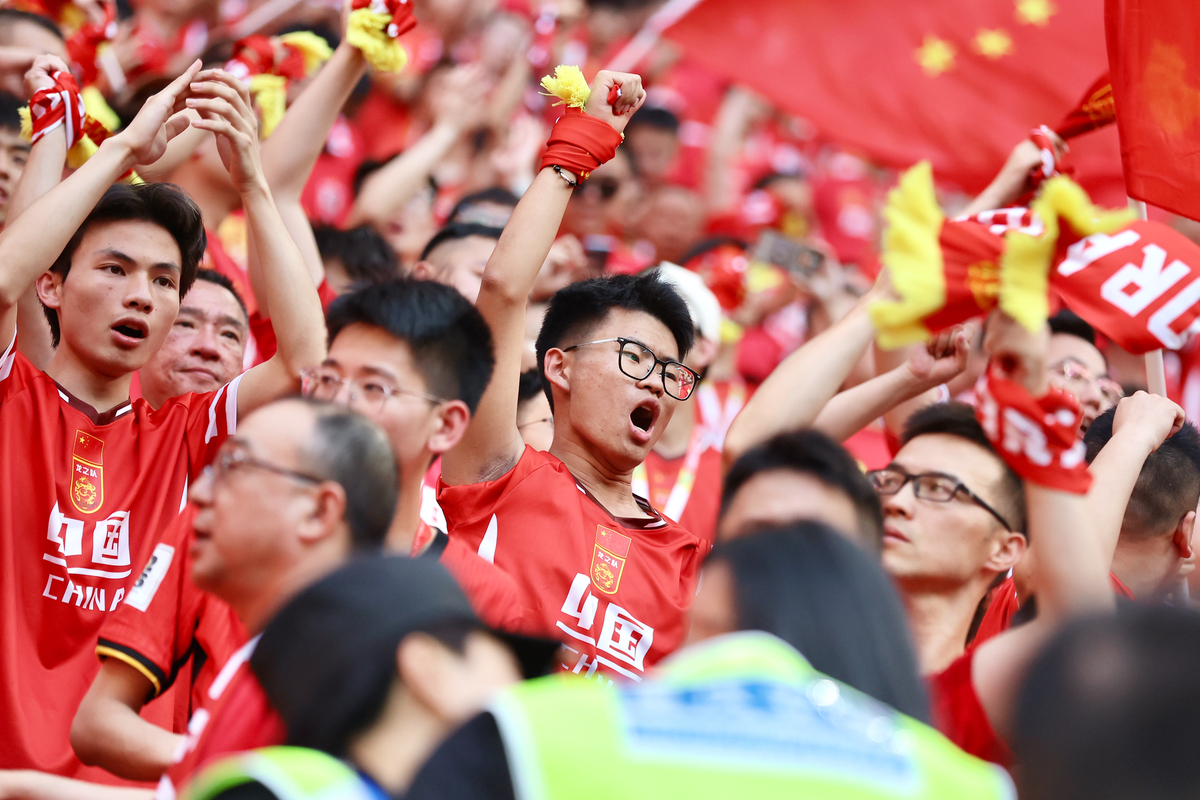 九州娱乐-正在进行的国际篮球比赛中，球迷热情高涨